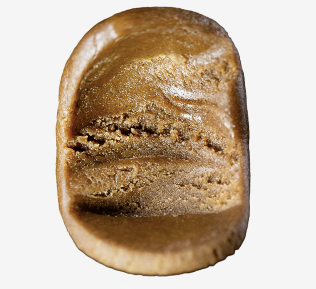 O 6 Stars CBD Hash é uma resina premium feita com flores de cânhamo selecionadas. Oferece um aroma intenso e natural, ideal para quem valoriza qualidade, bem-estar e momentos de tranquilidade. Contém menos de 0,2% de THC.