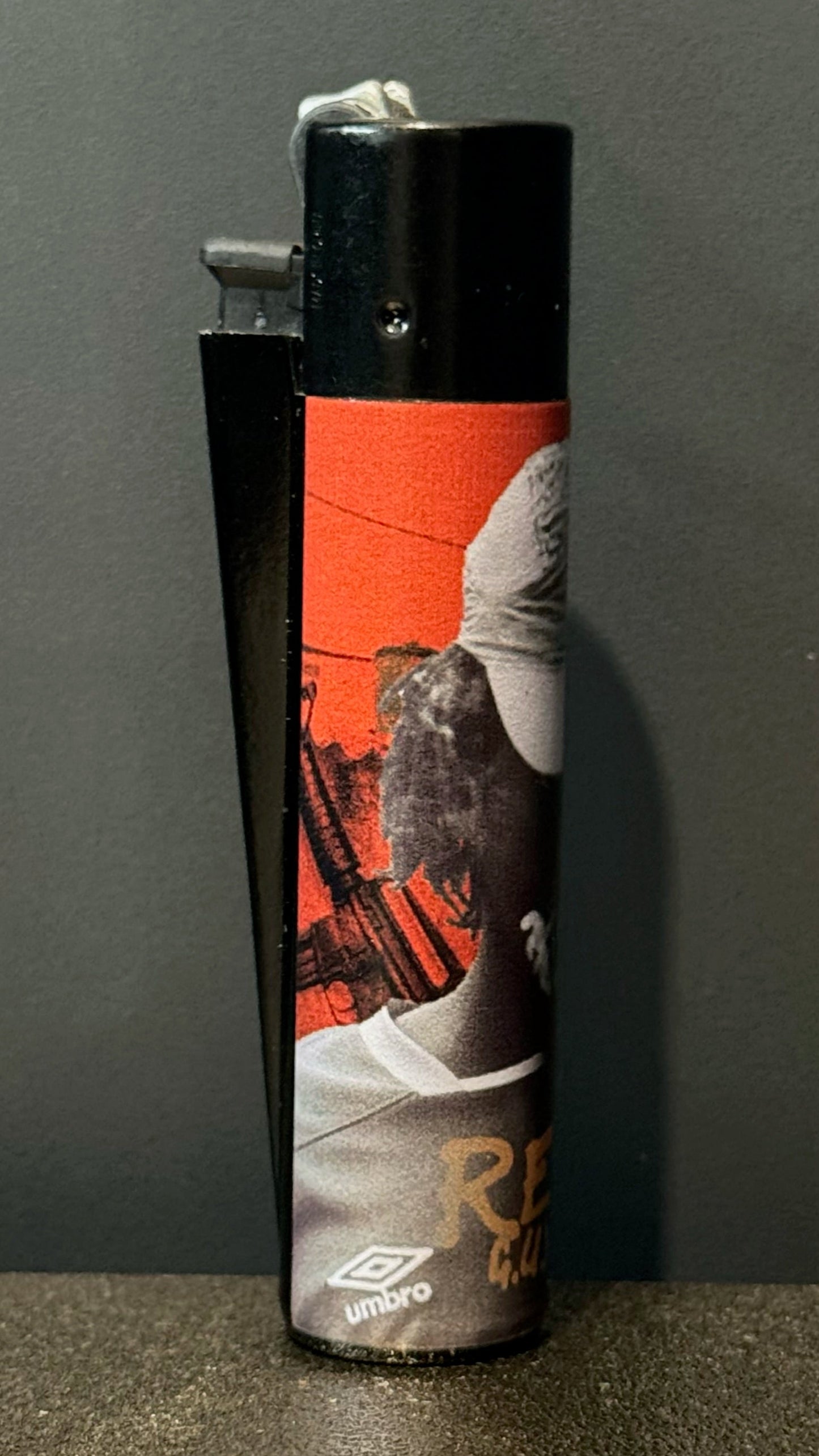 Clipper edição limitada Tropical Bud x The Real Guns com design tropical, inspirado no rapper crioulo. (lateral esquerda)