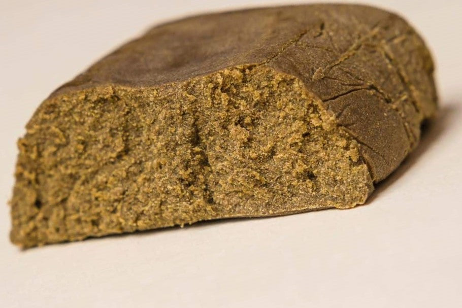 Haxixe de CBD premium com textura compacta e perfil aromático intenso, proveniente de cânhamo industrial certificado.