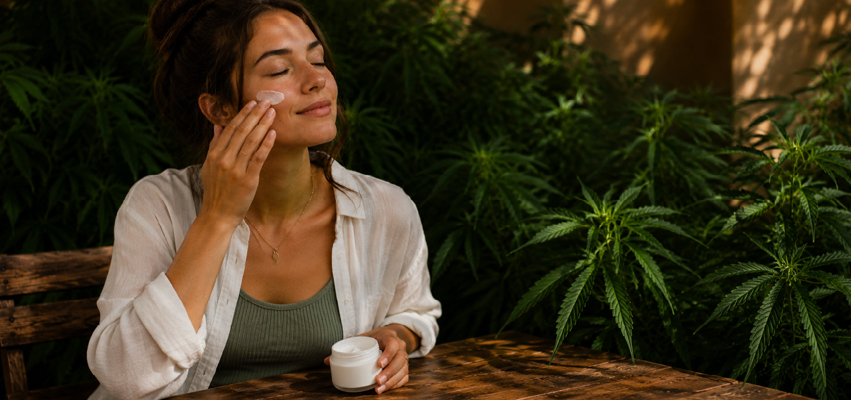 Cosméticos de Cânhamo com cremes, bálsamos e géis para cuidados tópicos.