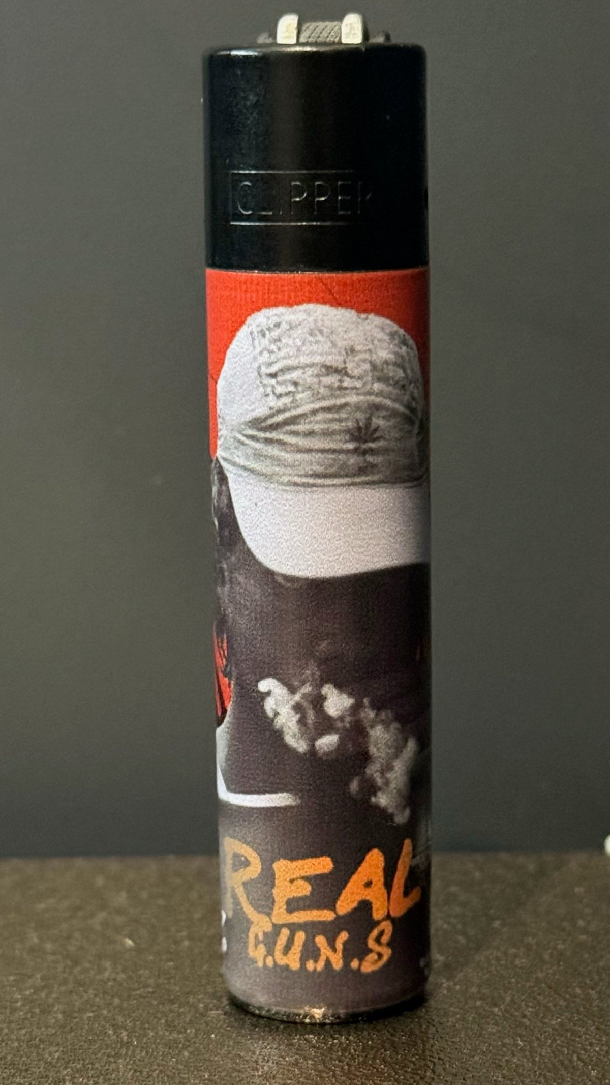 Clipper edição limitada Tropical Bud x The Real Guns com design tropical, inspirado no rapper crioulo.

