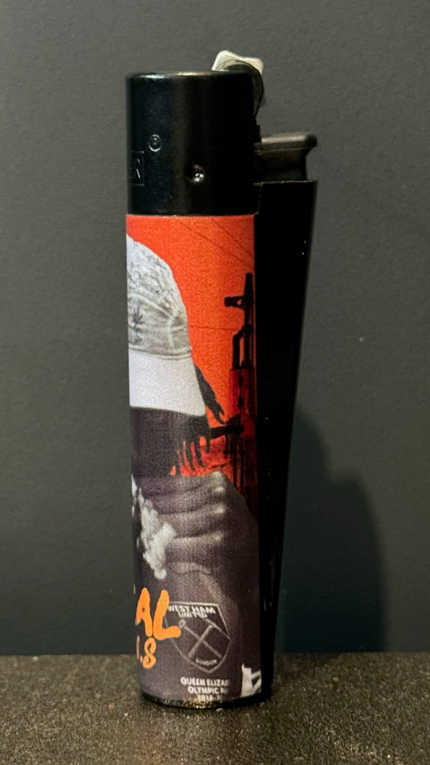 Clipper edição limitada Tropical Bud x The Real Guns com design tropical, inspirado no rapper crioulo.

(lateral direita)