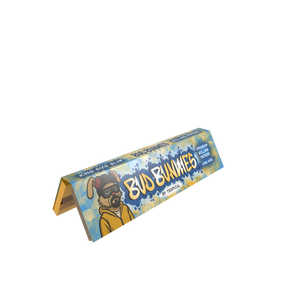 Kit de Mortalhas + Filtros Bud Bunnies By Tropical Bud, a estreia da marca no mundo das mortalhas com um design único e irreverente. Produzidas com papel natural e não branqueado, garantem uma queima suave e consistente. Disponíveis em quatro edições especiais: Breaking, Peaky, Snoop e Harley Bunnies, são perfeitas para quem gosta de qualidade e originalidade em cada detalhes.