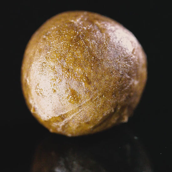 O 6 Stars CBD Hash é uma resina premium feita com flores de cânhamo selecionadas. Oferece um aroma intenso e natural, ideal para quem valoriza qualidade, bem-estar e momentos de tranquilidade. Contém menos de 0,2% de THC.
